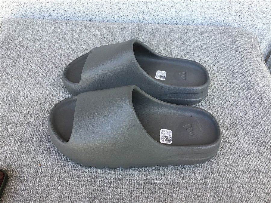 P200 Kanye West x Yeezy Slide "Resin"