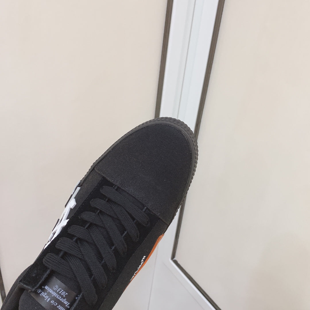 Off-White Low Vulcanized Sneaker
