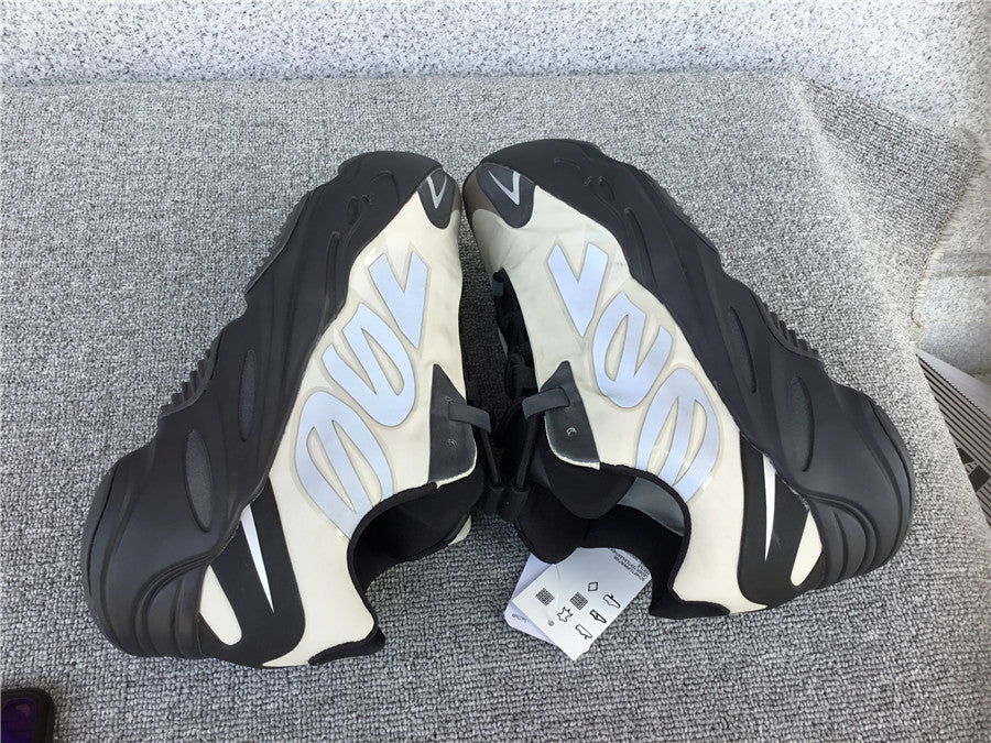 P580 Yeezy Boost 700 MNVN