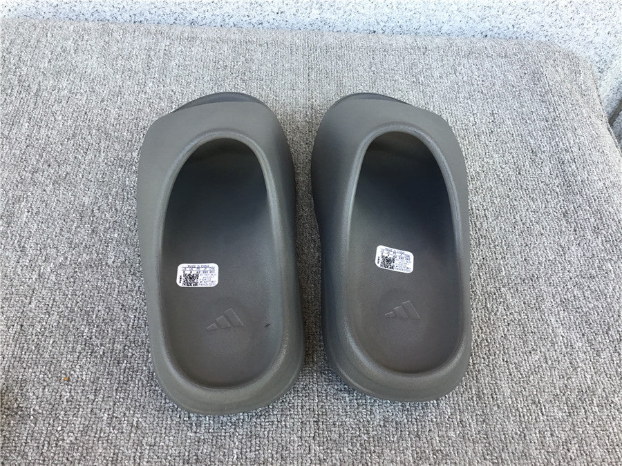 P200 Kanye West x Yeezy Slide "Resin"