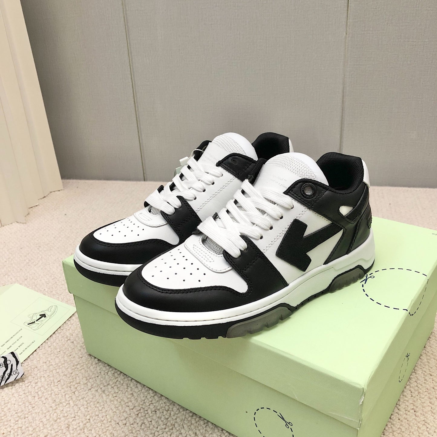 Off White Sneaker ‘Black White’