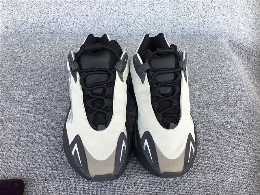 P580 Yeezy Boost 700 MNVN