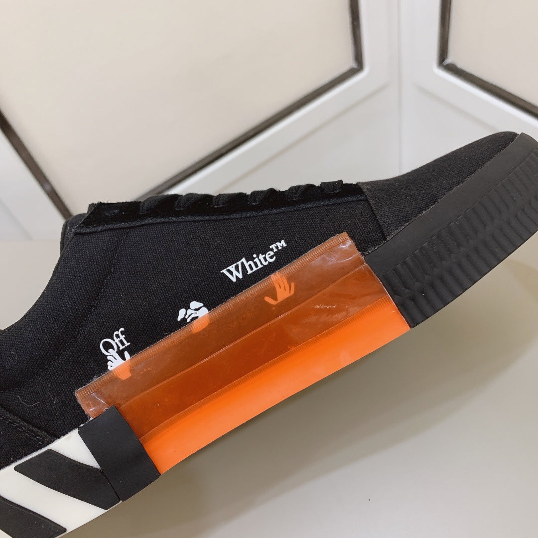 Off-White Low Vulcanized Sneaker