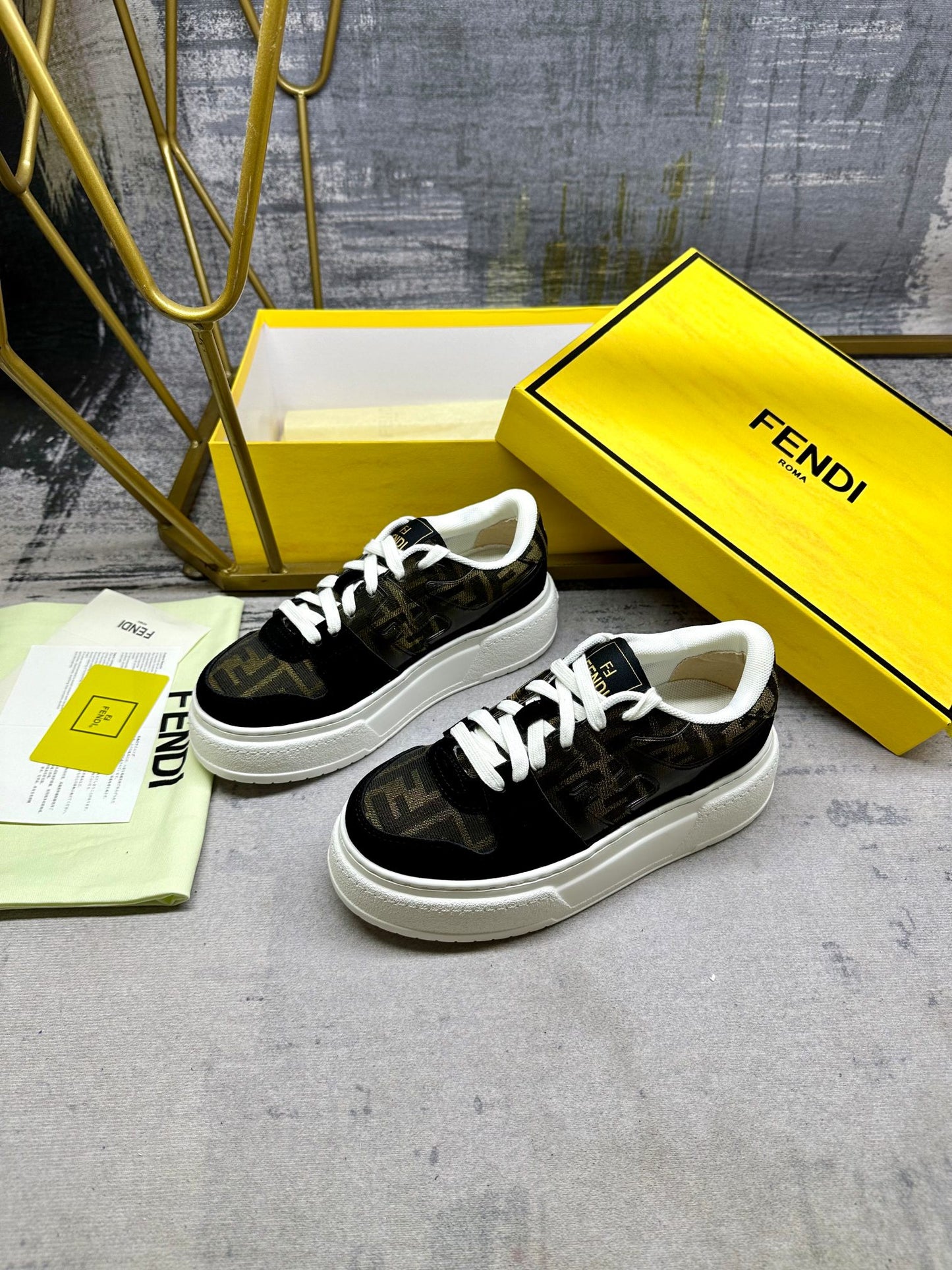 Fendi Sneakers low 'Black & Gold'