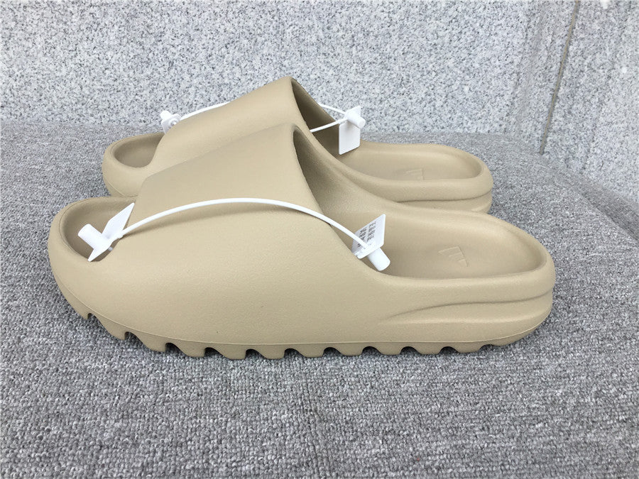P200 Kanye West x Yeezy Slide 'Tan'