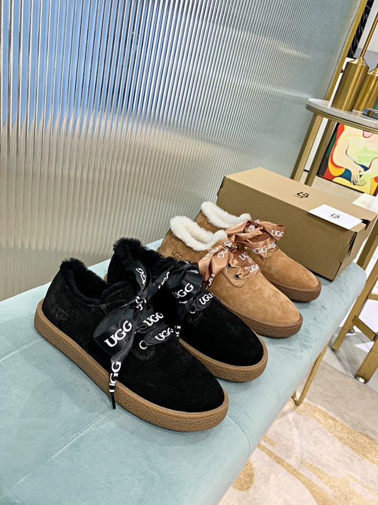 UGG lowtop boot