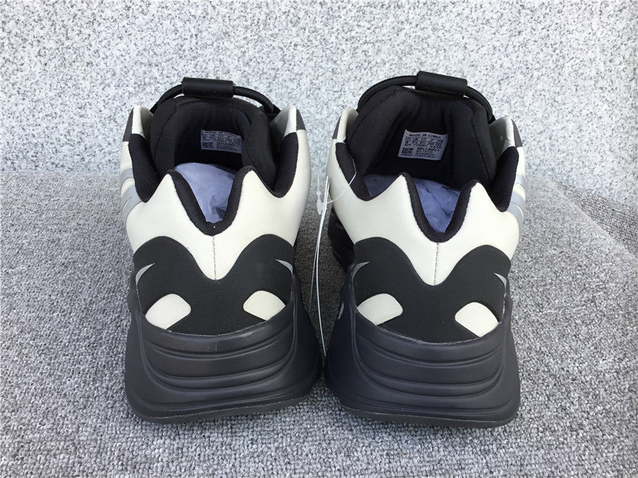 P580 Yeezy Boost 700 MNVN