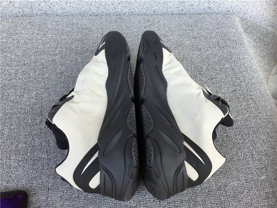 P580 Yeezy Boost 700 MNVN